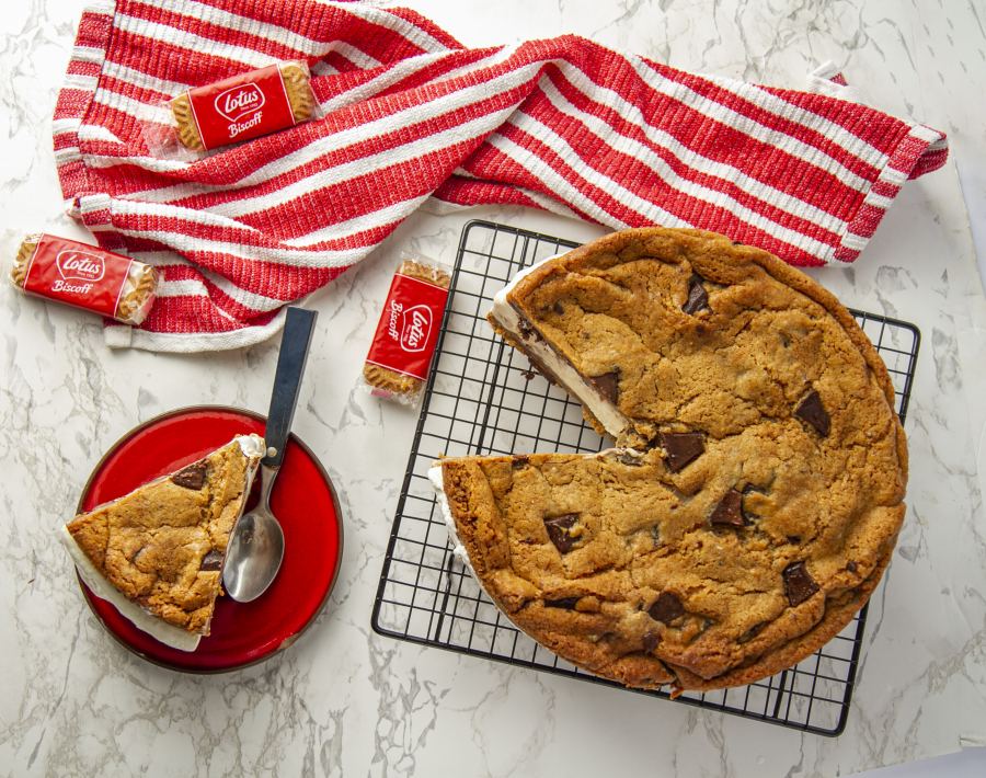 استمتعوا بتحضير كعكة البسكويت مع البوظة وكريمة وبسكويت اللوتس الشهية 